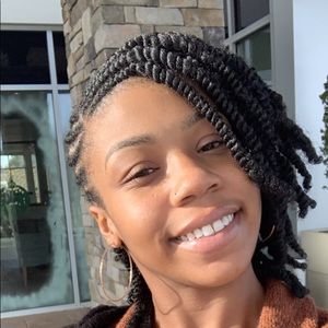 Meet your Posher, Cynthia